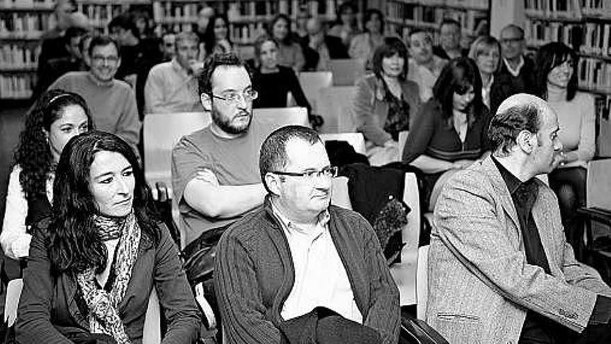 Público y autores asistentes a la inauguración de las jornadas literarias; a la derecha, Pepe Monteserín, ayer, en Pravia.