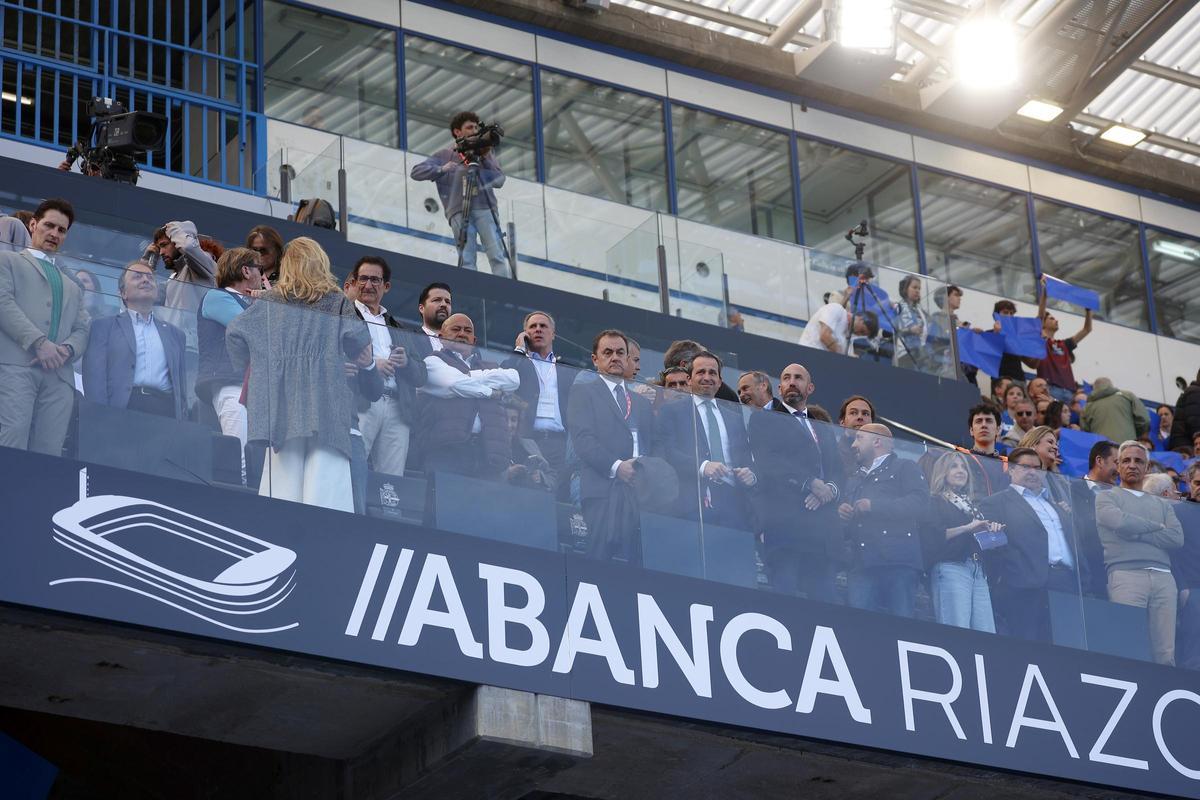 El primer teniente de Alcaldía José Manuel Lage, a la derecha, junto a la concejala Nereida Canosa, en el palco en el Deportivo-Málaga.