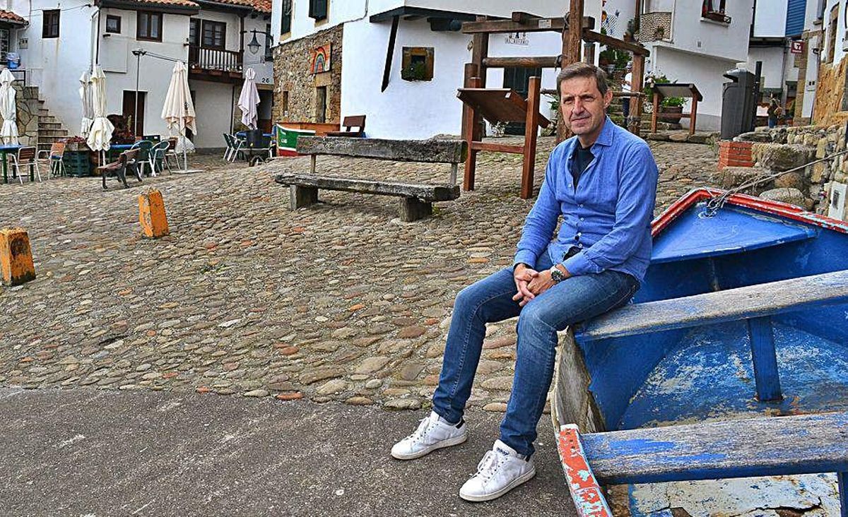 Arriba, Carlos Fernández Llaneza, en la plaza del Riveru. Debajo, unos turistas pasean por el barrio de San Roque. A renglón seguido, Carlos Fernández con Carola Bocanegra y Begoña Gutiérrez, junto a la entrada a la playa, en el puerto. A la derecha, detalle de una de las coloristas fachadas en el barrio de San Miguel. Debajo, vista del puerto desde una atalaya en el barrio de San Miguel. | Ana Paz Paredes