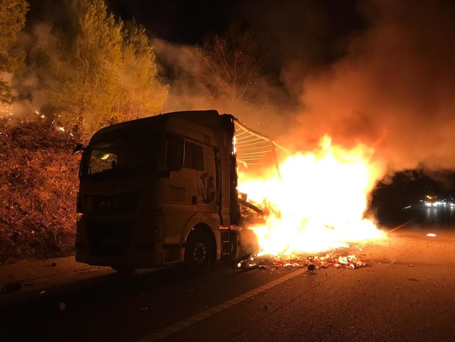 Un camió ha quedat completament cremat a l''autopista, a l''alçada de Bàscara