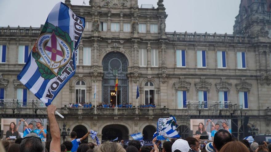 Recibimiento institucional y de aficionados en María Pita al Deportivo para celebrar el ascenso a Primera División
