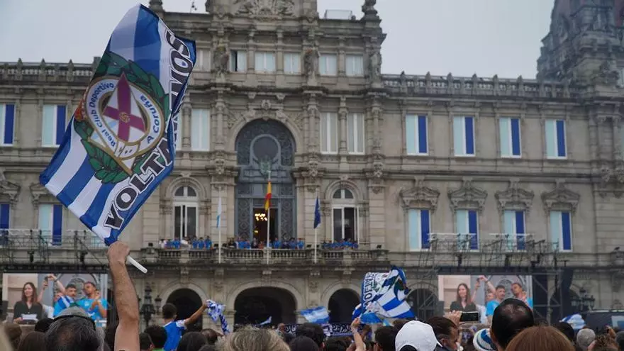 Recibimiento institucional y de aficionados en María Pita al Deportivo para celebrar el ascenso a Primera División