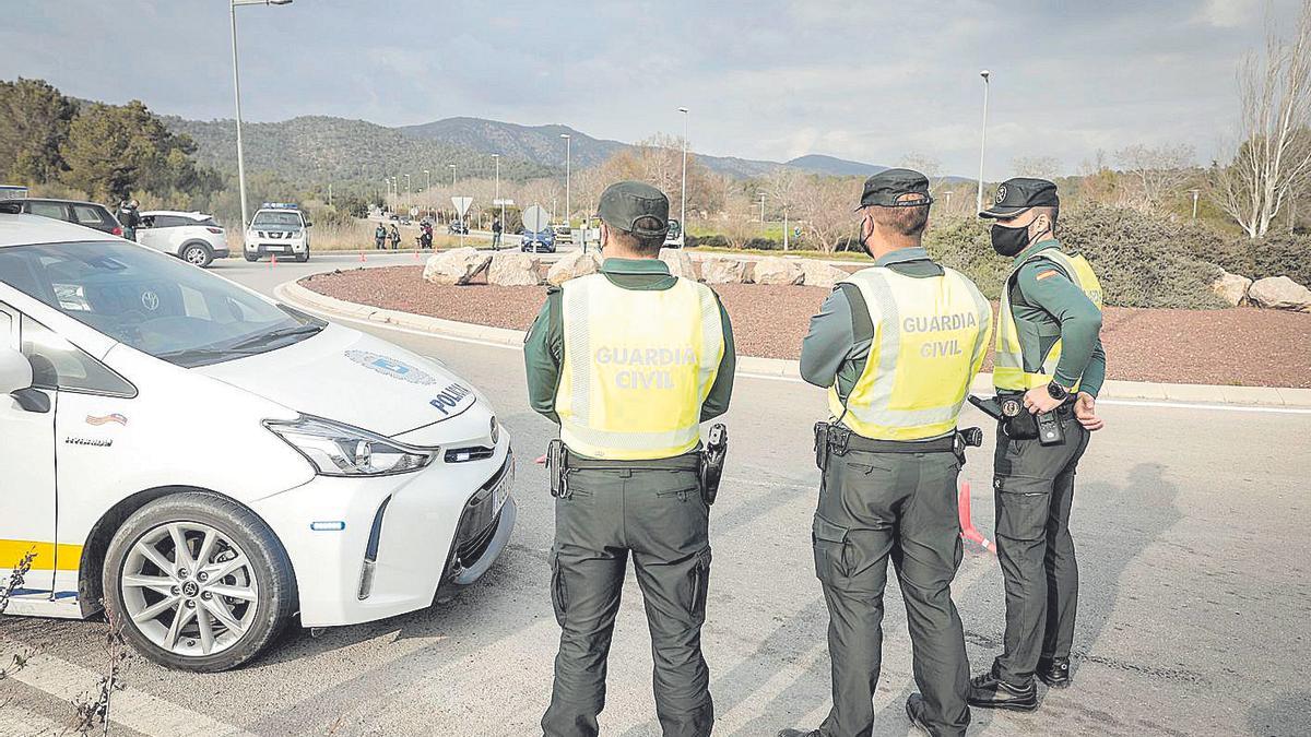 La Guardia Civil y la Policía en los controles de las medidas covid.