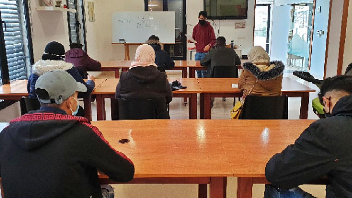 Una desena de persones participen al curs d’alfabetització en català a Òdena | AJUNTAMENT D’ÒDENA