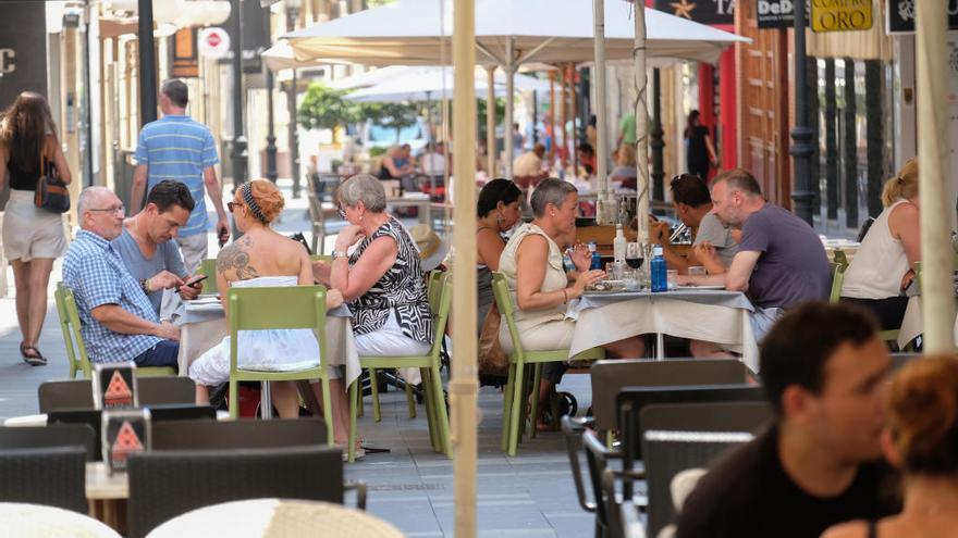 Veladores en la calle Castaños de Alicante