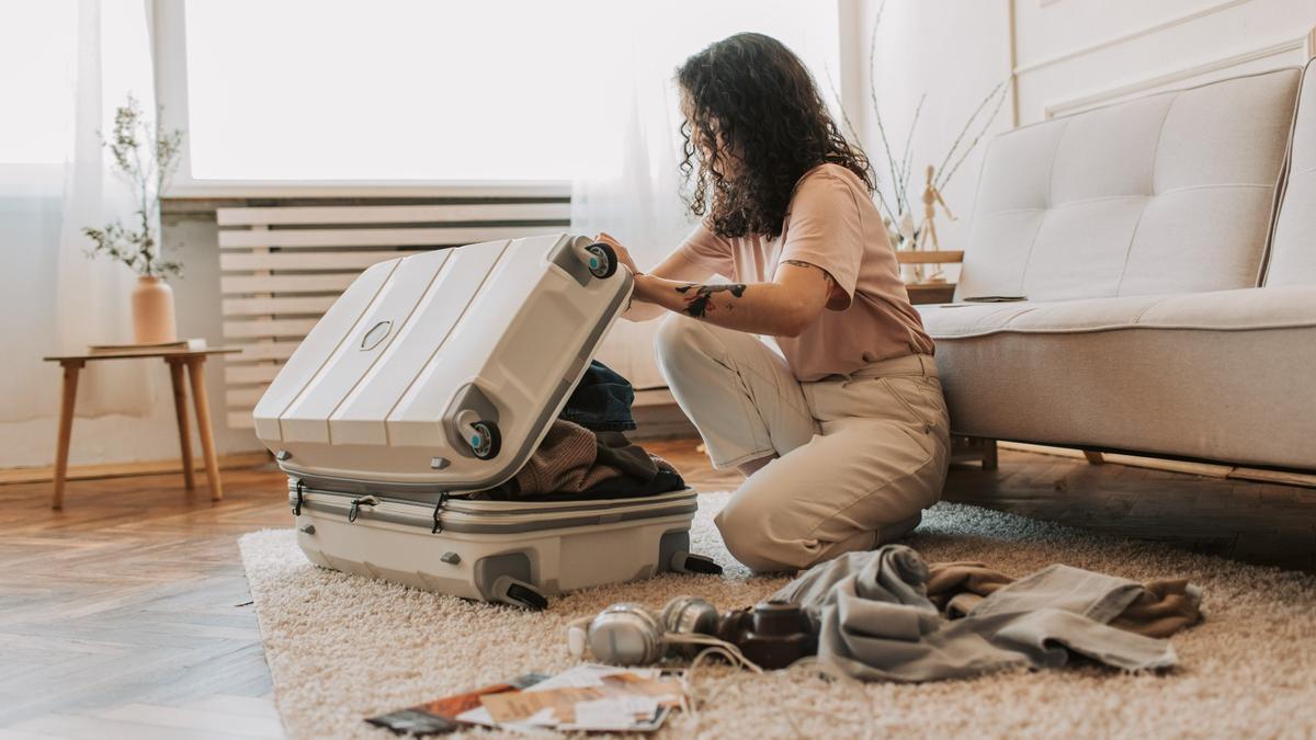 Una joven examina su equipaje