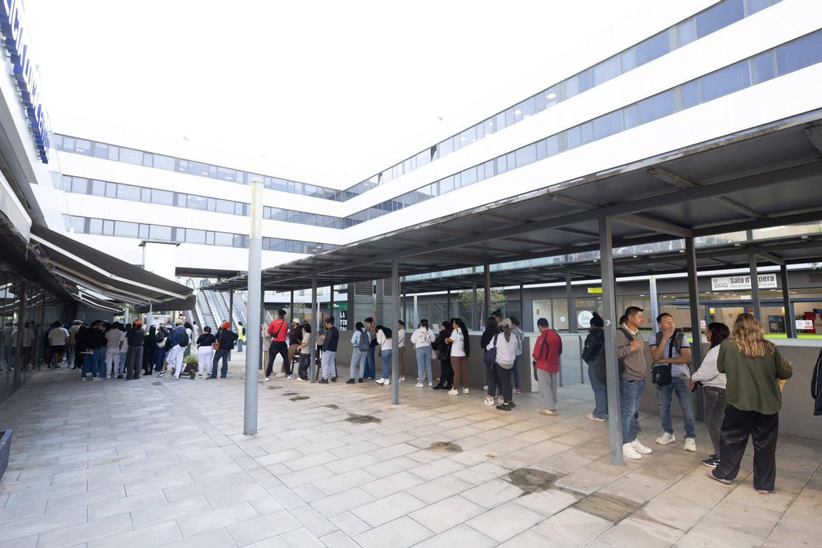 Colas de migrantes en las oficinas municipales del Cetis, en Ibiza