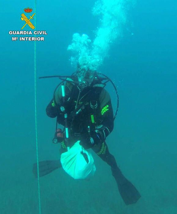 Los buceadores de la Guardia Civil recuperan más restos óseos.