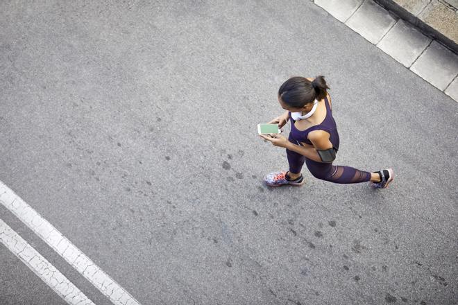 Una mujer realizando deporte por la calle