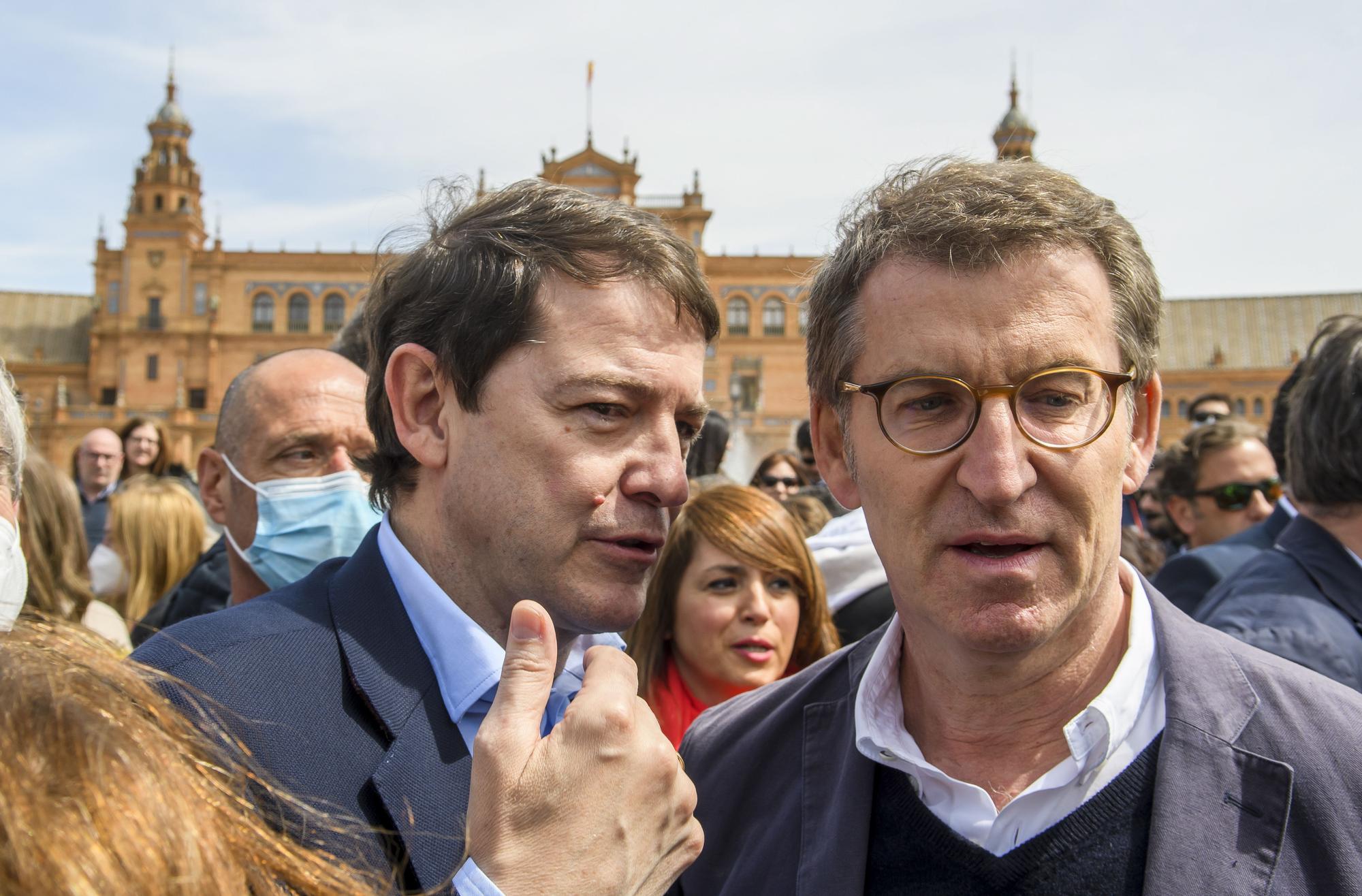 Alberto Núñez Feijóo (d) y Alfonso Fernández Mañueco (i).