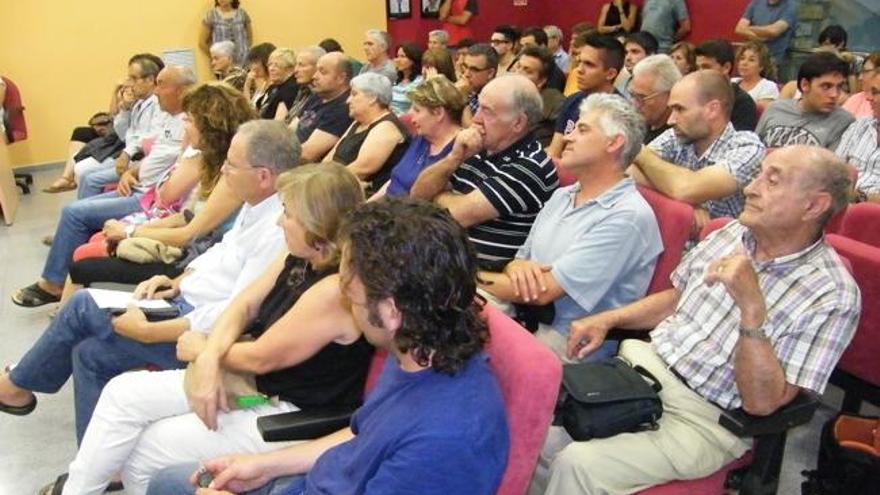 Una seixantena de veïns de Cabrianes va omplir la sala de plens