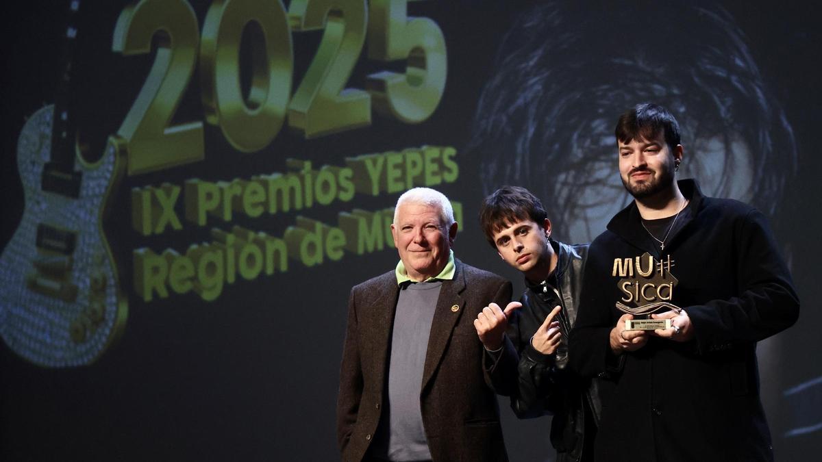 Rata, recibiendo el premio a Mejor Artista Emergente