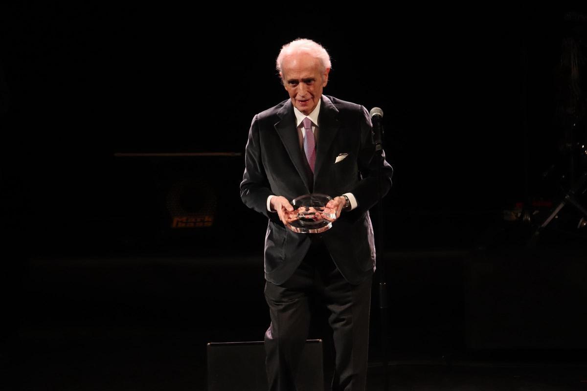 El tenor Josep Carreras rep el premi 440 d'Honor en la gala dels premis Enderrock.