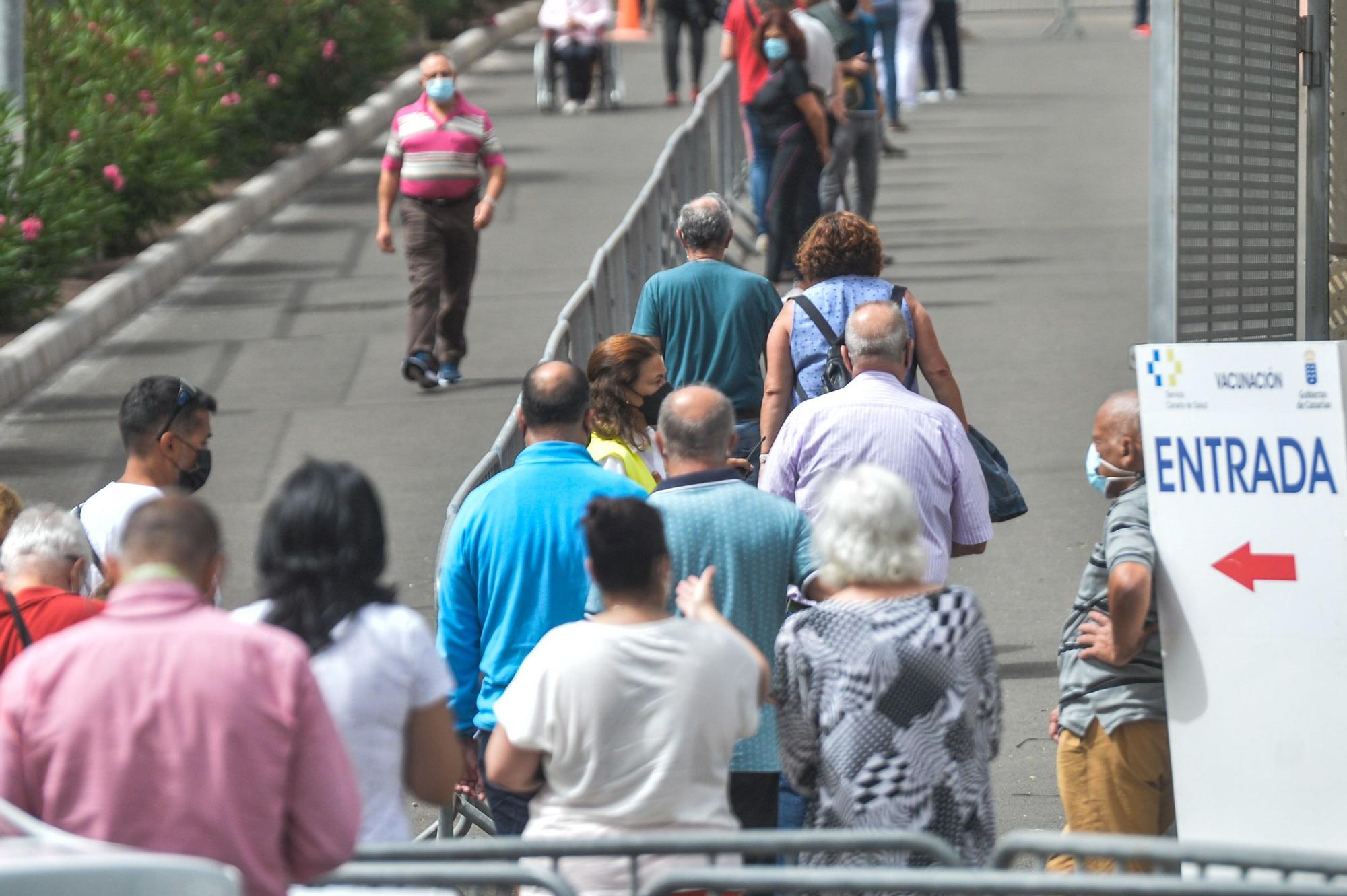 Largas colas para vacunarse contra la COVID-19 en Infecar y el Materno