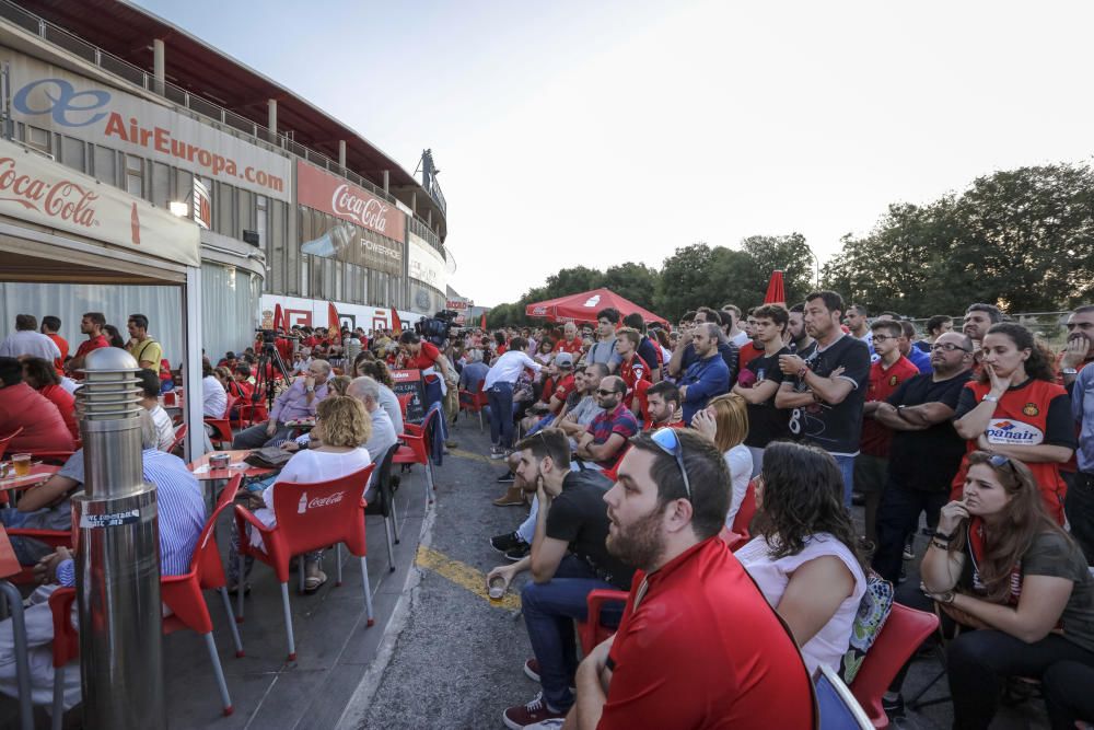 Los aficionados ven el partido en pantallas en Son Moix