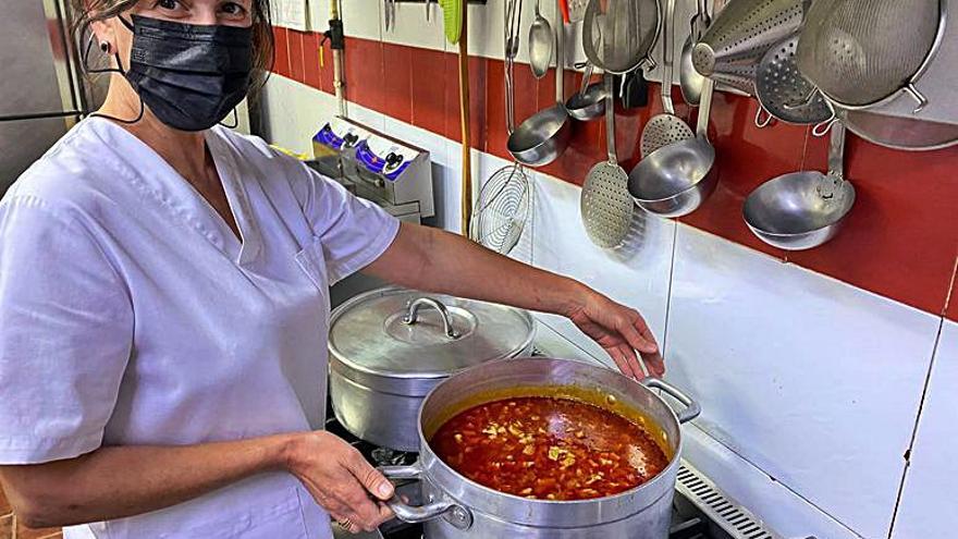 A la izquierda, Gemma García muestra los callos; en el centro, un momento de la actuación de “Mbolados”; a la derecha, Manuel Vázquez sirve a Agustín Gutiérrez. | Vivas A la izquierda, Gemma García muestra los callos; en el centro, un momento de la actuación de “Mbolados”; a la derecha, Manuel Vázquez sirve a Agustín Gutiérrez. | Vivas