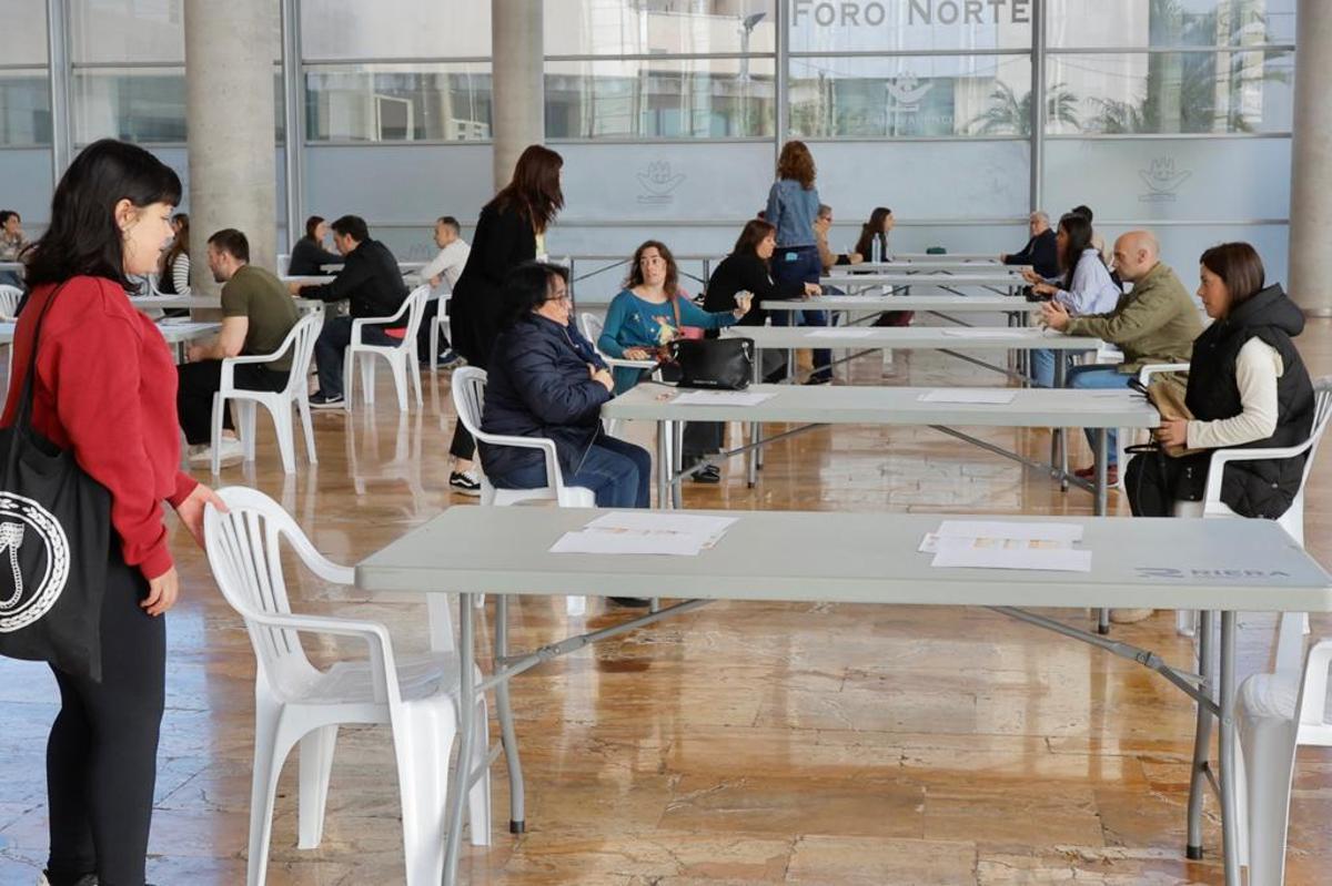 Cientos de personas realizan las pruebas orales del C2 de valenciano