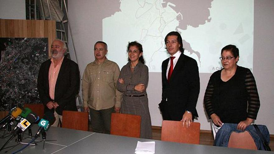 López Rico, De la Iglesia, Silvia Longueira, Fernando Prieto y Margarida Vázquez, ayer, en el COAG. / r. pedreira