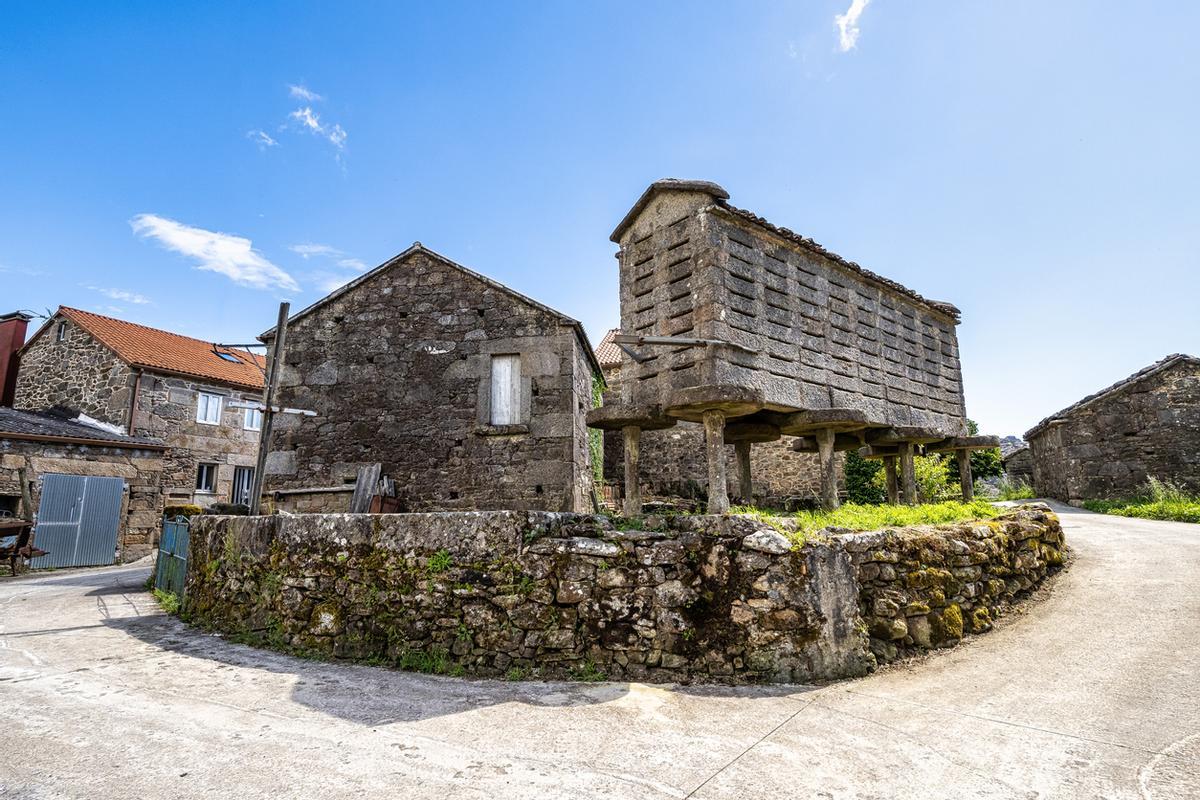 Hermoso pueblo de Fieiro en España, único por sus hórreos, graneros tradicionales