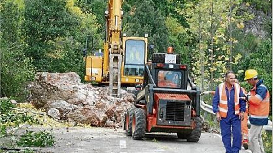 Esllavissada L&#039;accés a Montserrat queda tallat per unes roques