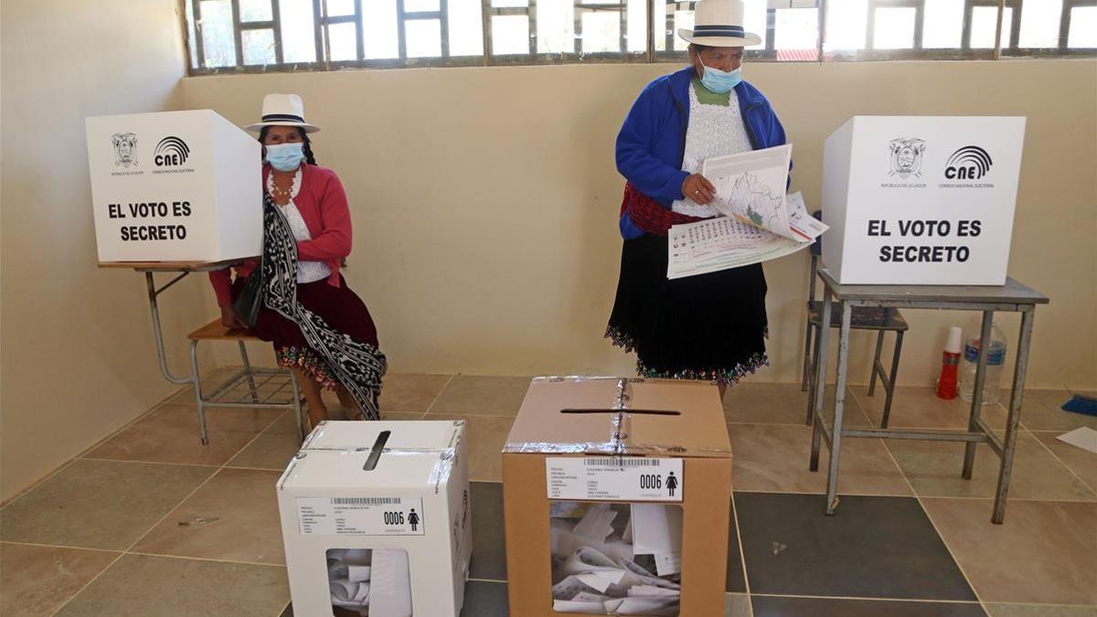 Mujeres indígenas depositan su voto en las elecciones de Ecuador.