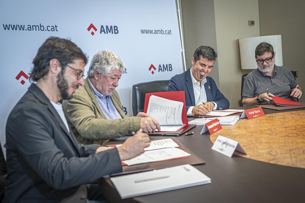 Mayolas (ERC), Balmón (PSC), Sierra (Junts) y Mijoler ('Comuns') firman el acuerdo de gobierno del AMB.