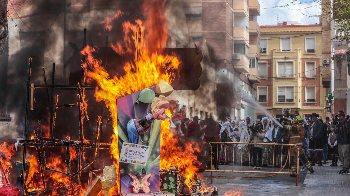 Elda celebra el Medio Año de sus Fallas