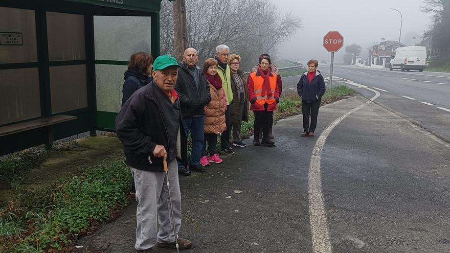 Vecinos de Trasmonte, Ames, reclaman un acceso seguro a la parada del bus de Reino