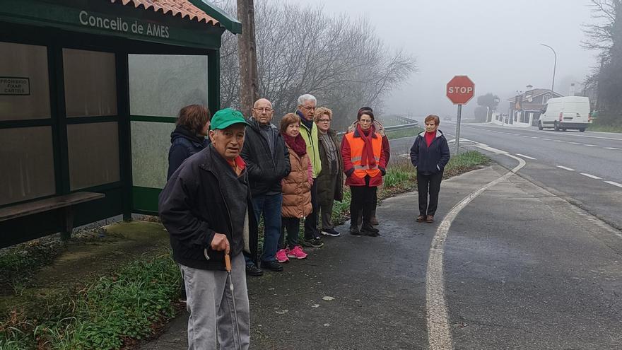 Vecinos de Trasmonte, Ames, reclaman un acceso seguro a la parada del bus de Reino