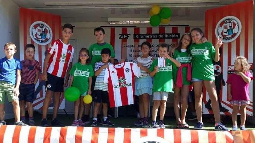 Los pequeños de Fermoselle disfrutaron en el camión del Zamora CF.