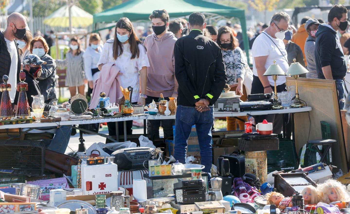 Rastro de València sin distancias de seguridad