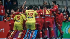 Los jugadores de la selección española masculina de hockey hierba celebran su clasificación este viernes para los Juegos Olímpicos de París tras su victoria ante Irlanda en la semifinal del Preolímpico de Valencia