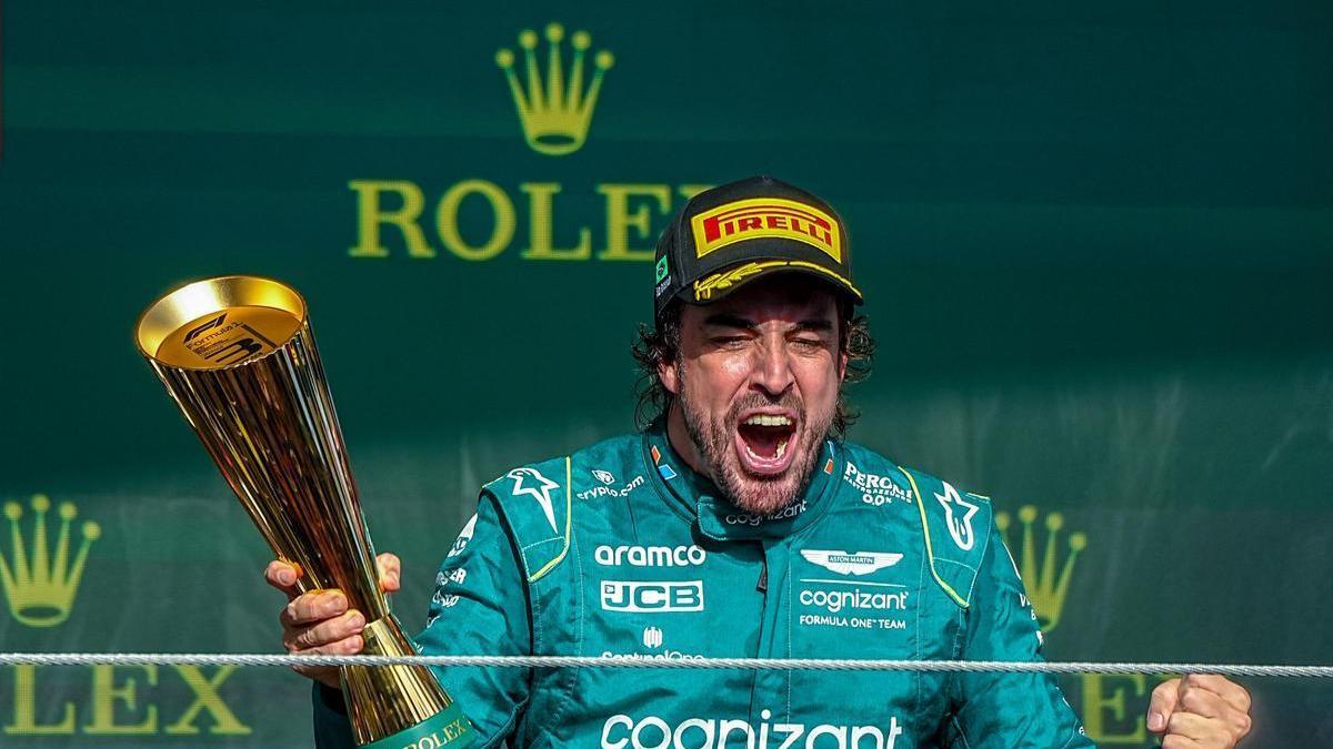 Fernando Alonso, celebrando su tercer puesto en el Gran Premio de Brasil
