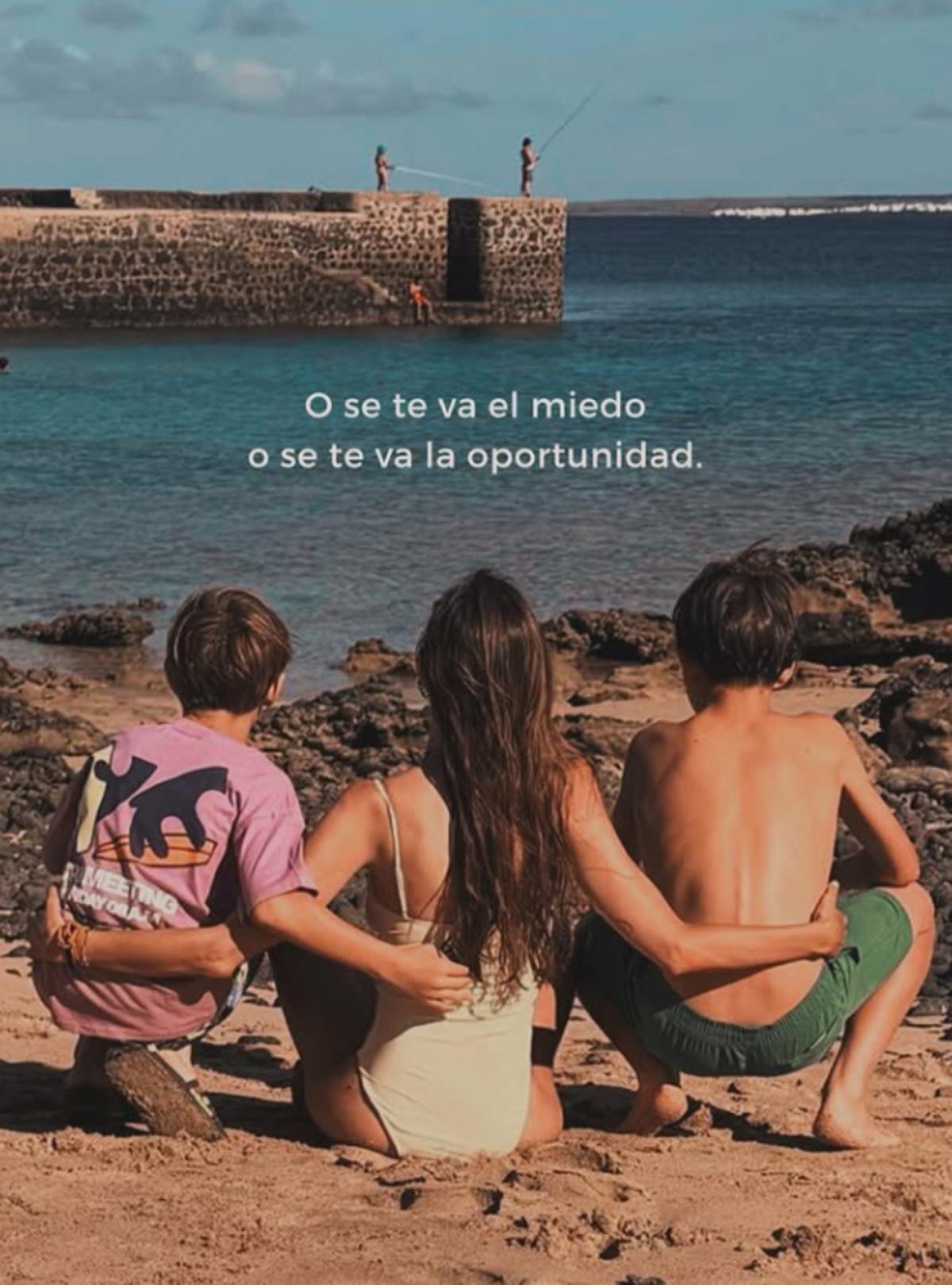 Sara Carbonero disfruta (y reflexiona) en La Graciosa junto a sus hijos