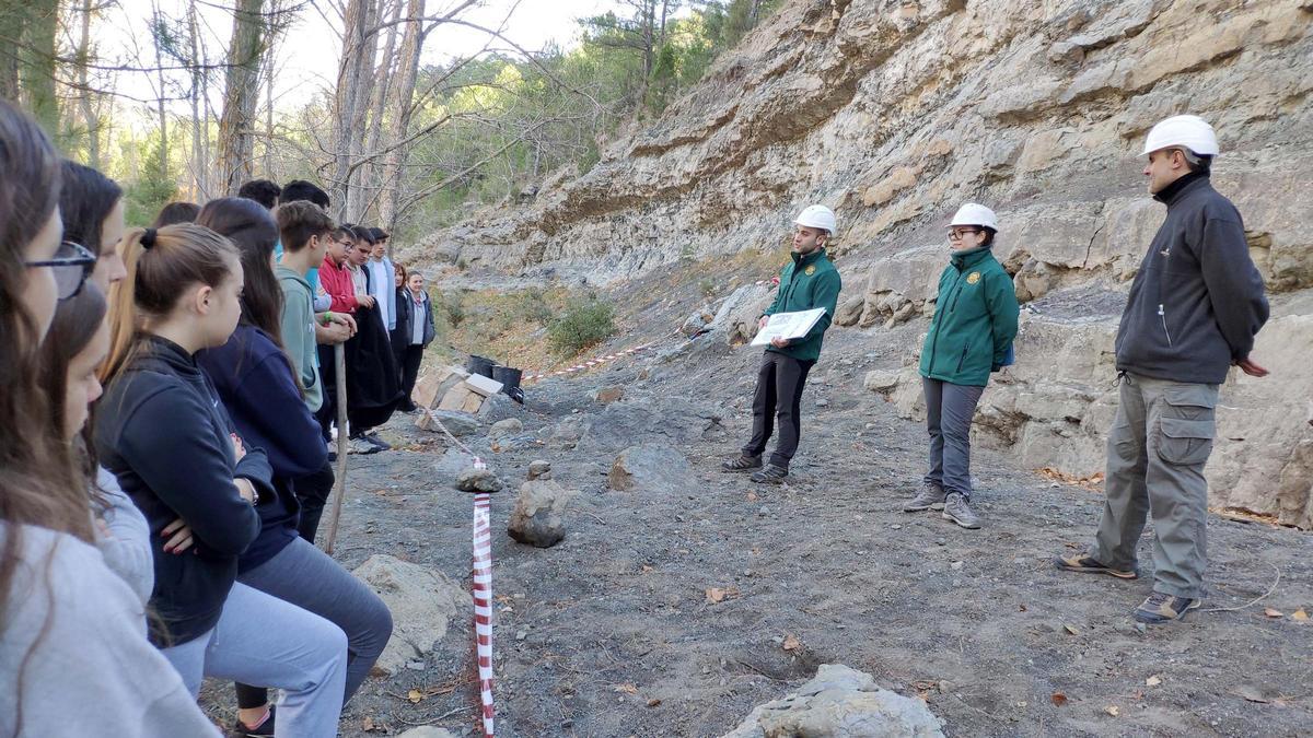 Los paleontólogos de la Fundación Dinópolis fueron los encargados de guiar la actividad.