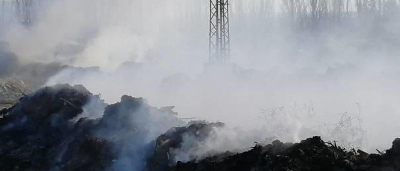 Los residuos acumulados siguen desprendiendo humo en el vertedero de Sollana.