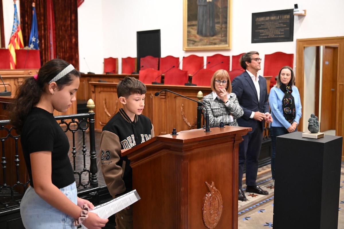 Niños durante la lectura del manifiesto por el Día Mundial de la Infancia en Elche