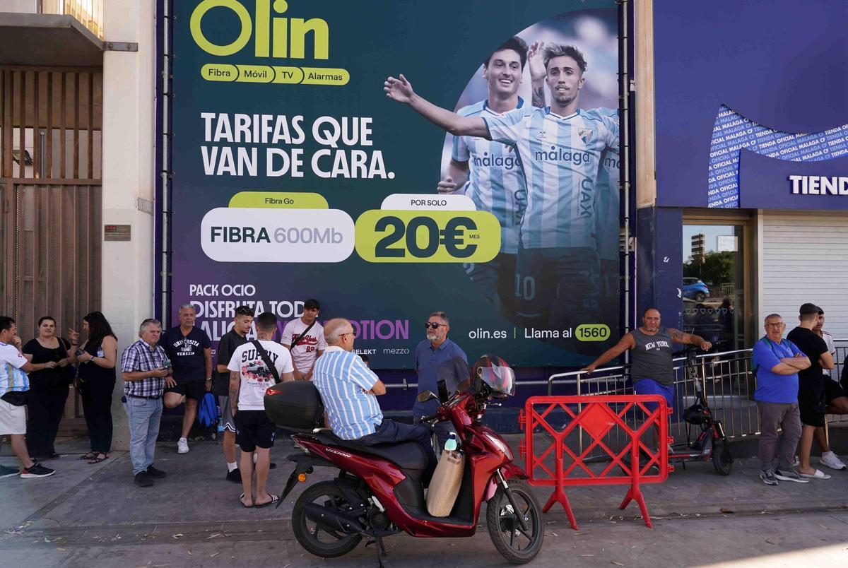 Largas colas en las taquillas de La Rosaleda para comprar entradas.