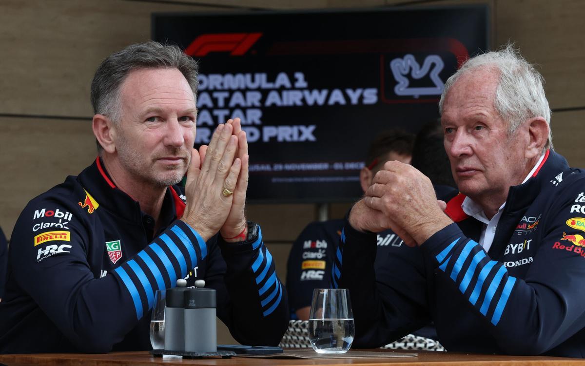 Lusail (Qatar), 01/12/2024.- Red Bull motorsport advisor Helmut Marko(R) and his Team chief Christian Horner (L) sit before the Formula 1 Qatar Grand Prix at the Lusail International Circuit racetrack in Lusail, Qatar, 01 December 2024. (Fórmula Uno, Catar) EFE/EPA/ALI HAIDER. gp qatar 2024. circuito lusail