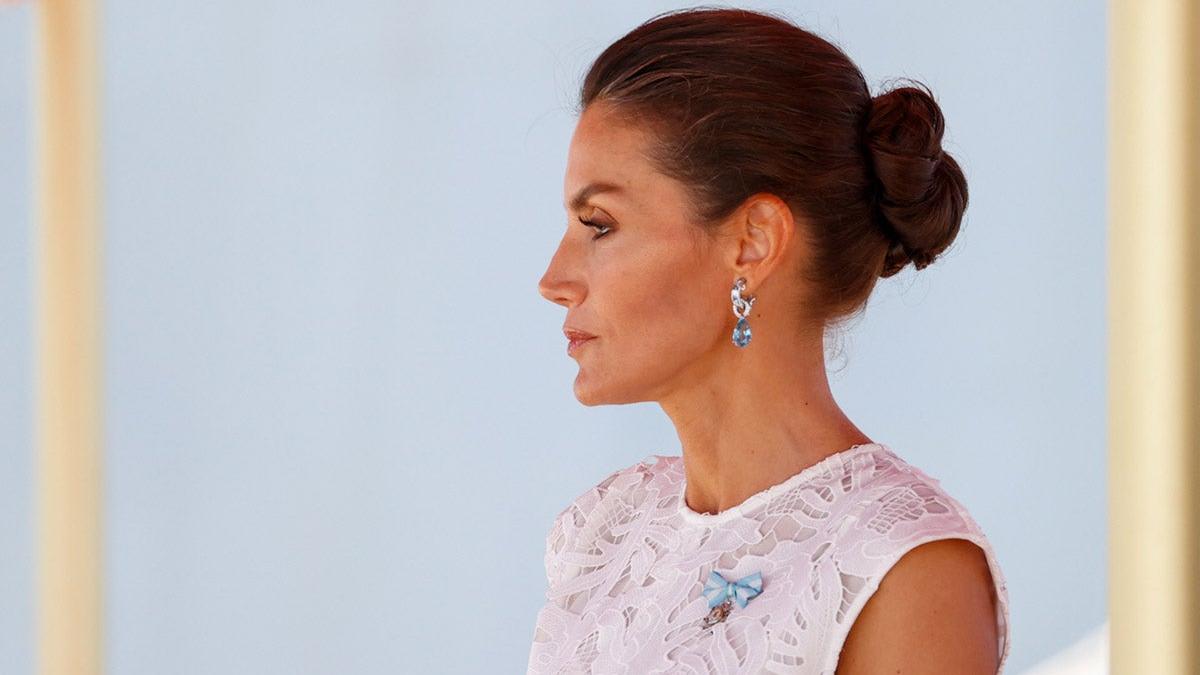 Primer plano lateral de la reina Letizia en Murcia