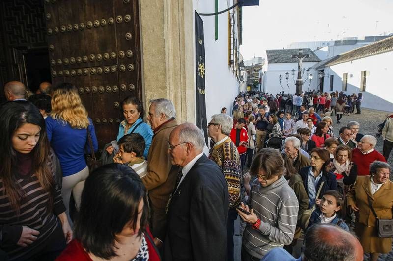 GALERÍA GRÁFICA / Colas para rendir culto a la Virgen de los Dolores