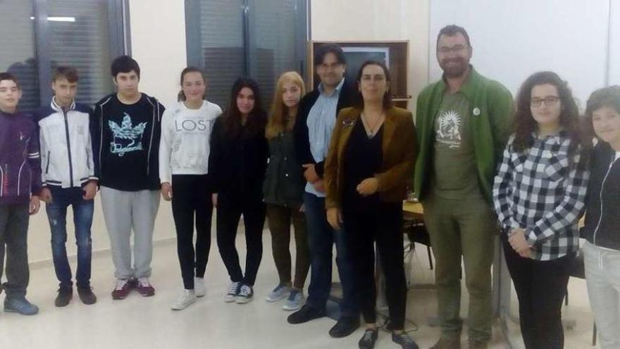 Os alumnos que forman parte do proxecto Telearqueoloxía con David Abella e Saleta González.