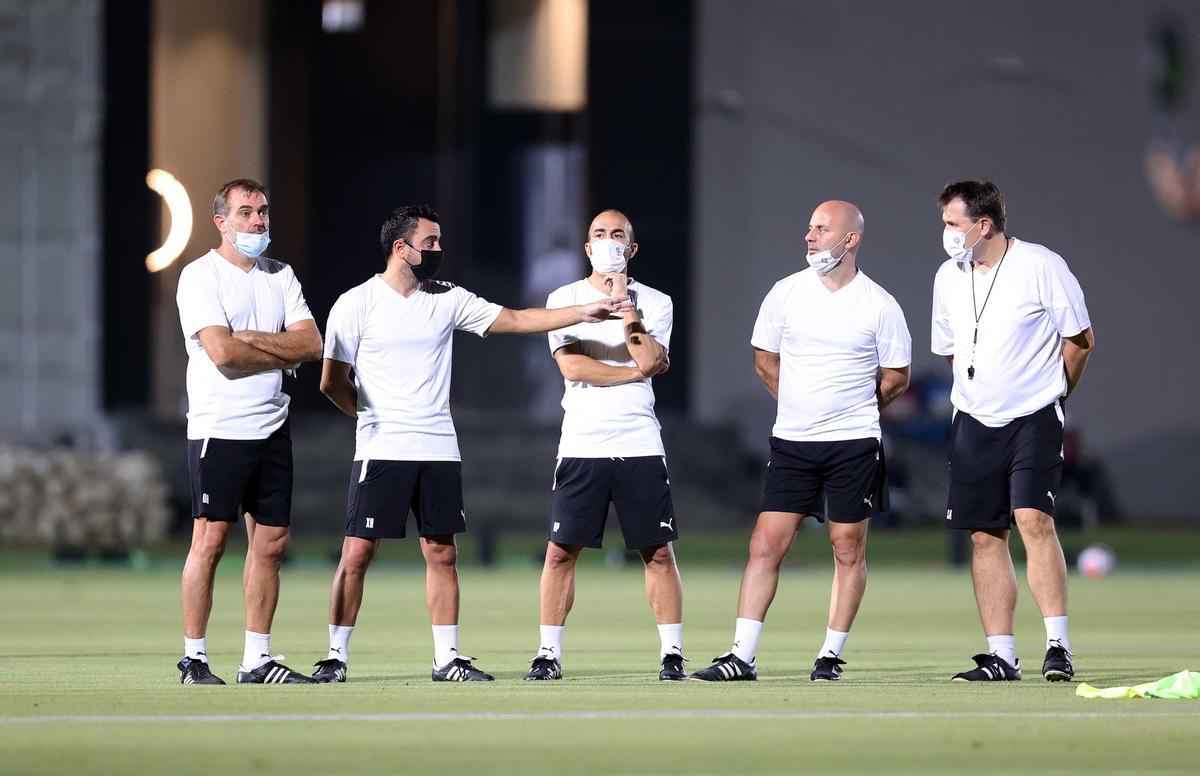 Xavi, con su cuerpo técnico en un entrenamiento del Al-Sadd en Doha.