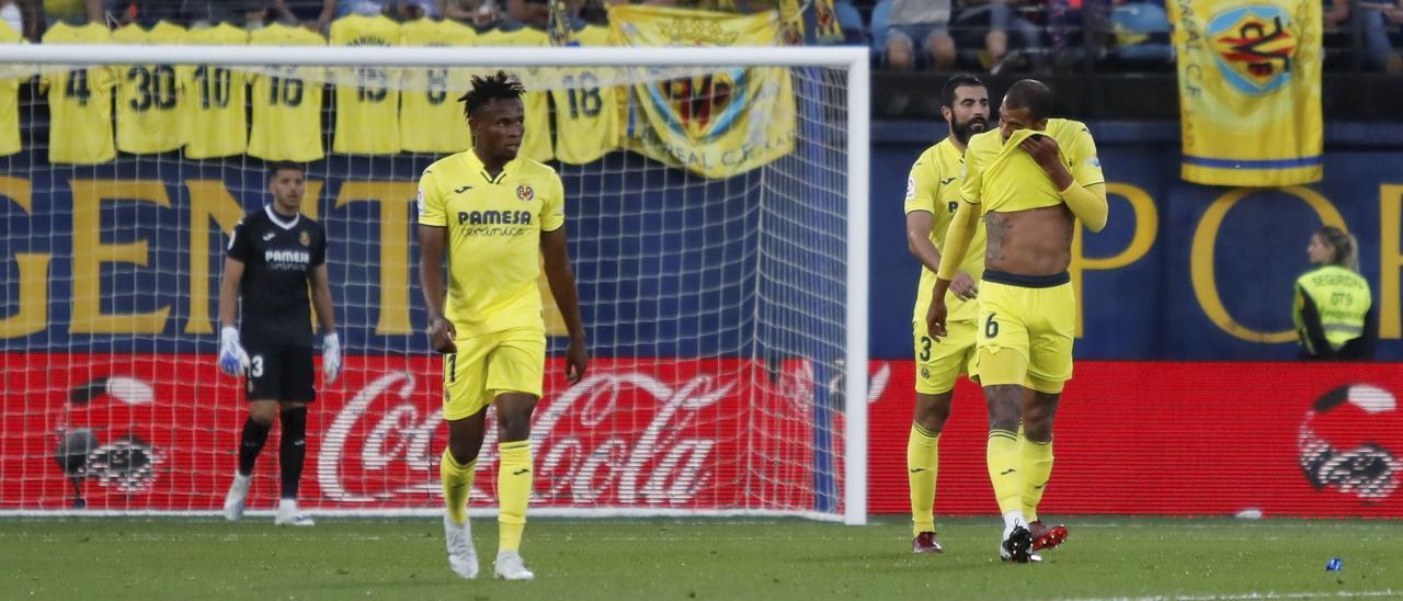 Los jugadores del Villarreal, hundidos tras el segundo gol de la Real Sociedad.