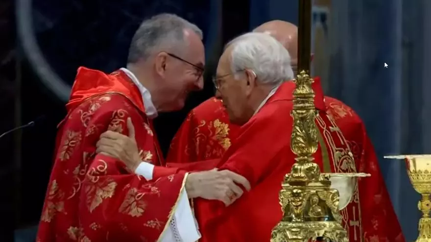 Tensión antes del Cónclave: el cardenal decano desata polémica al desear "suerte por partida doble" a Parolin
