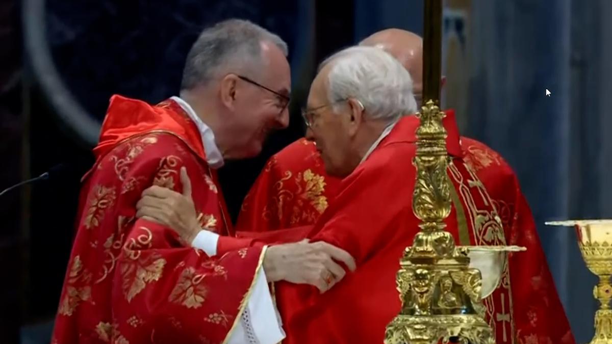 Tensión antes del Cónclave: el cardenal decano desata polémica al desear "suerte por partida doble" a Parolin