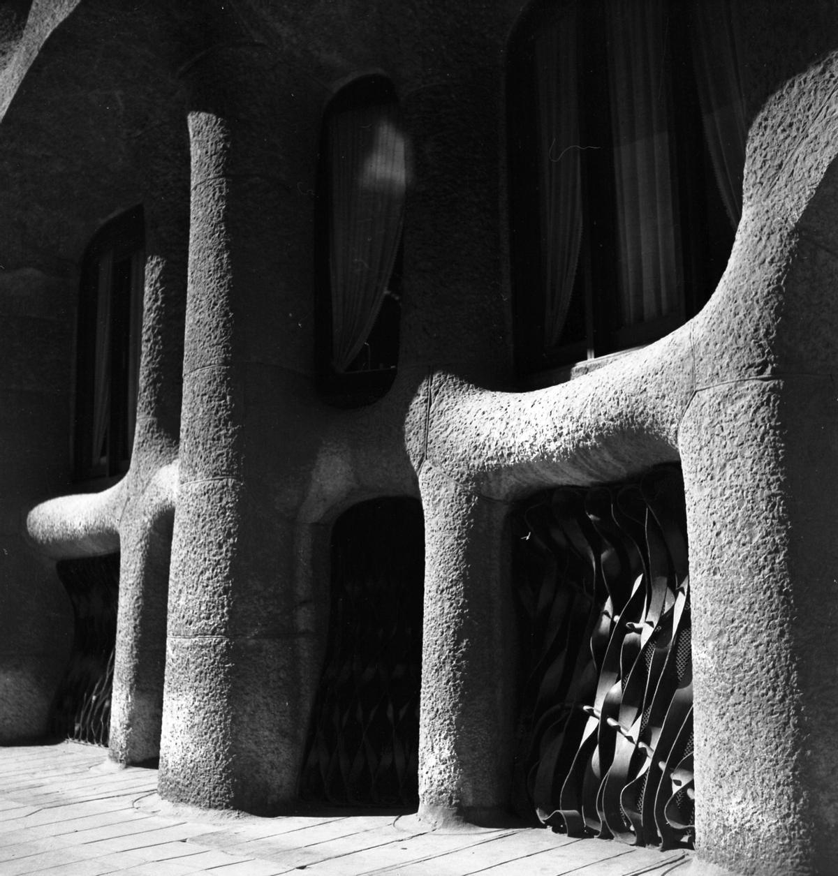 Detalle de la fachada de la Pedrera en una fotografía de Joquim Gomis