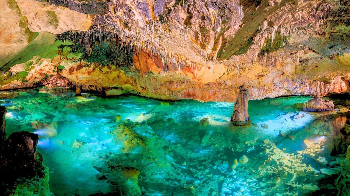 La cueva más bonita de España está en una de las islas más curiosas del Mediterráneo.