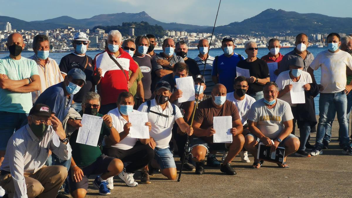 Pescadores de recreo de Moaña, en la reunión de protesta de ayer en el muelle de A Mosqueira.
