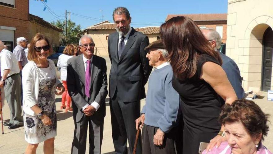 Paloma Rocasolano (a la izquierda), durante el homenaje a los mayores.